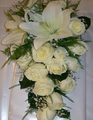 Lilium y Rosas en Cascada